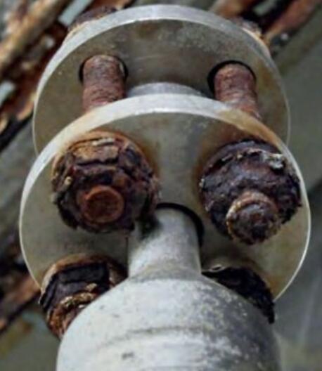 In the harsh marine environment, the corrosion of hot-dip galvanized bolts on the platform is serious